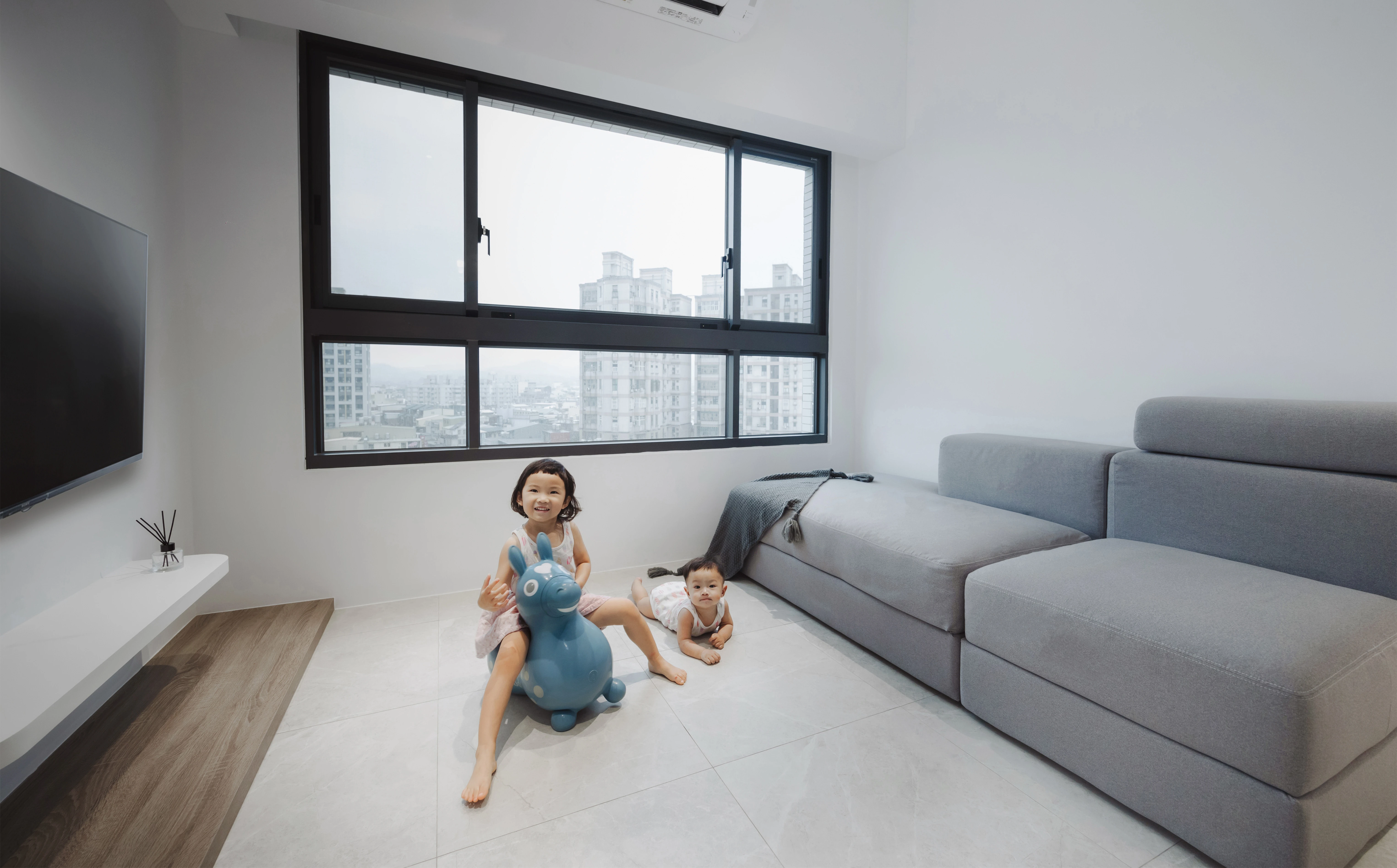 新竹家庭住宅客廳一角與幼兒遊戲空間的實景照片