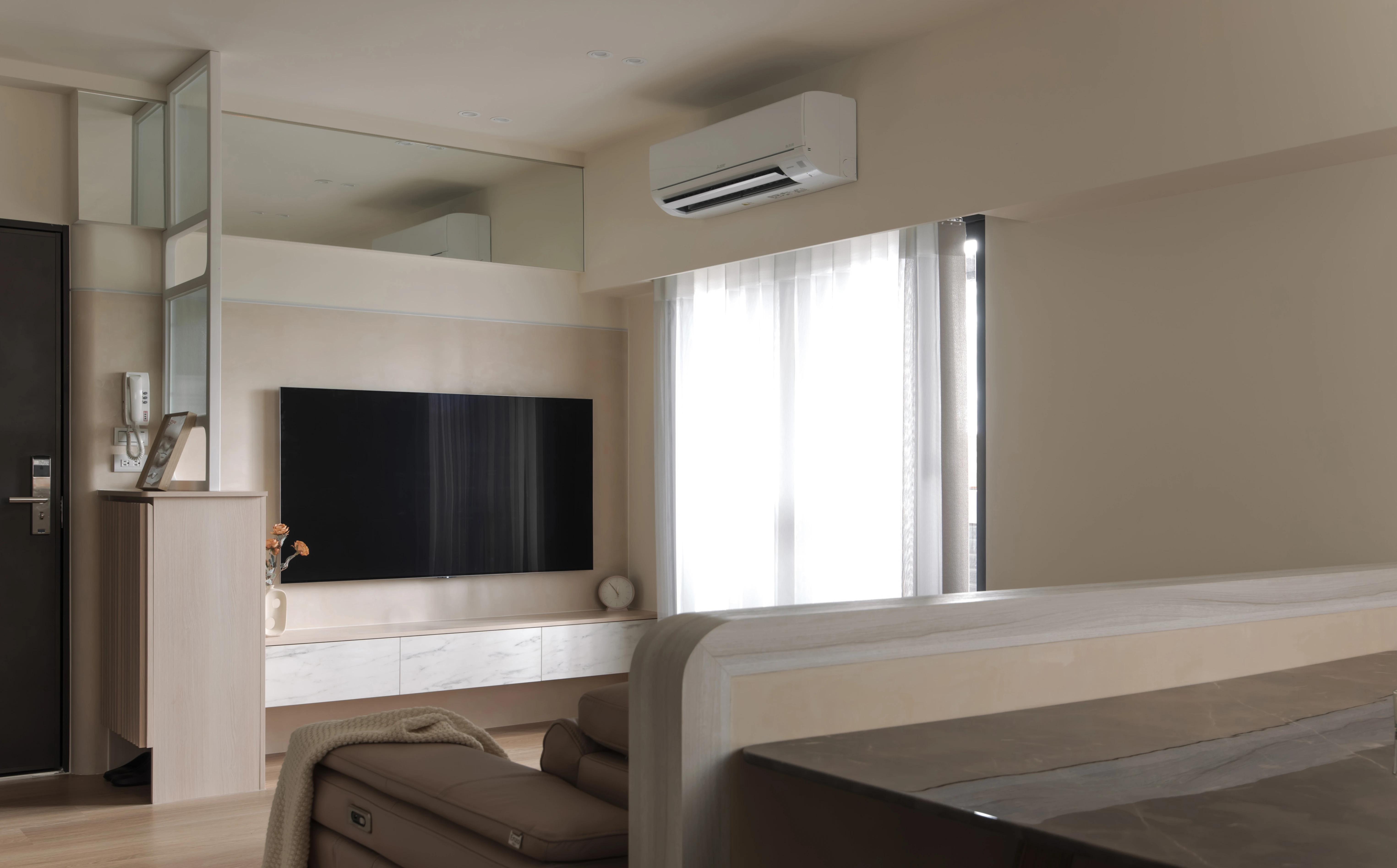 從客餐廳方向看壁掛冷氣、紗簾窗與沙發背牆的相對位置