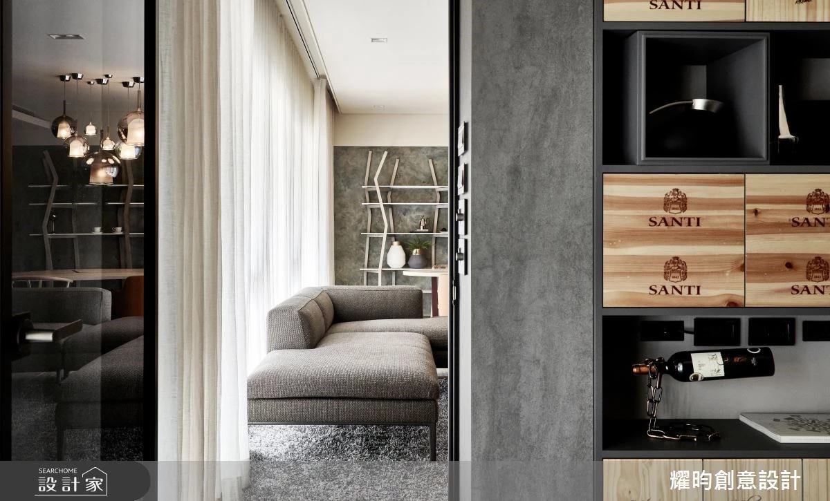 **電視牆後方暗藏秘密紅酒櫃！56 坪大宅的趣味視野