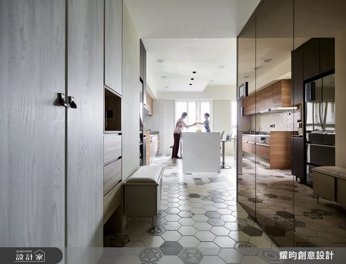 **花磚與莫蘭迪色的優雅邂逅！北歐風親子宅喜迎百葉窗的陽光普照