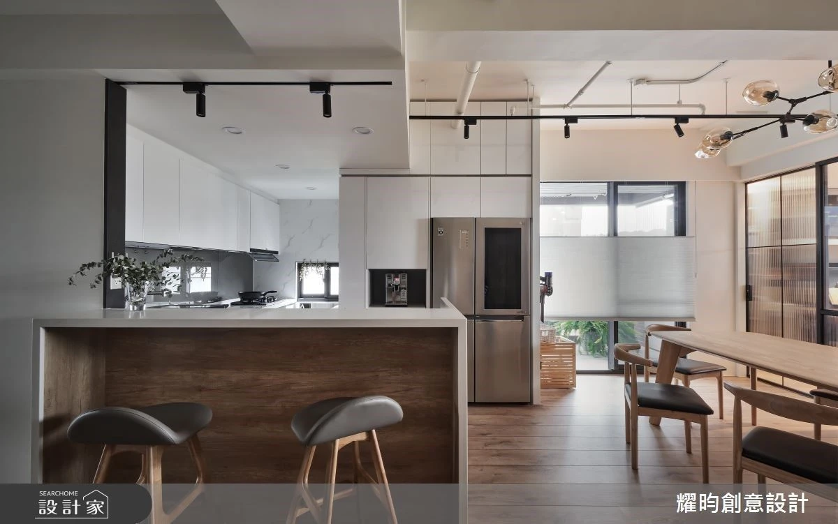 我知道你一直都在！高吧台廚房、玻璃書房，看見北歐風親子宅的相知相惜