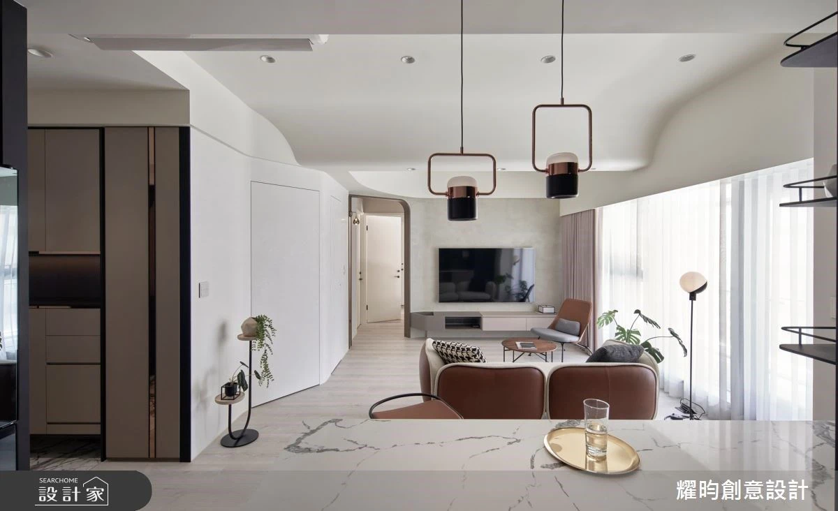 破解建商呆板格局，小資女25坪用對預算，斜切動線創造中島廚房與強大收納！
