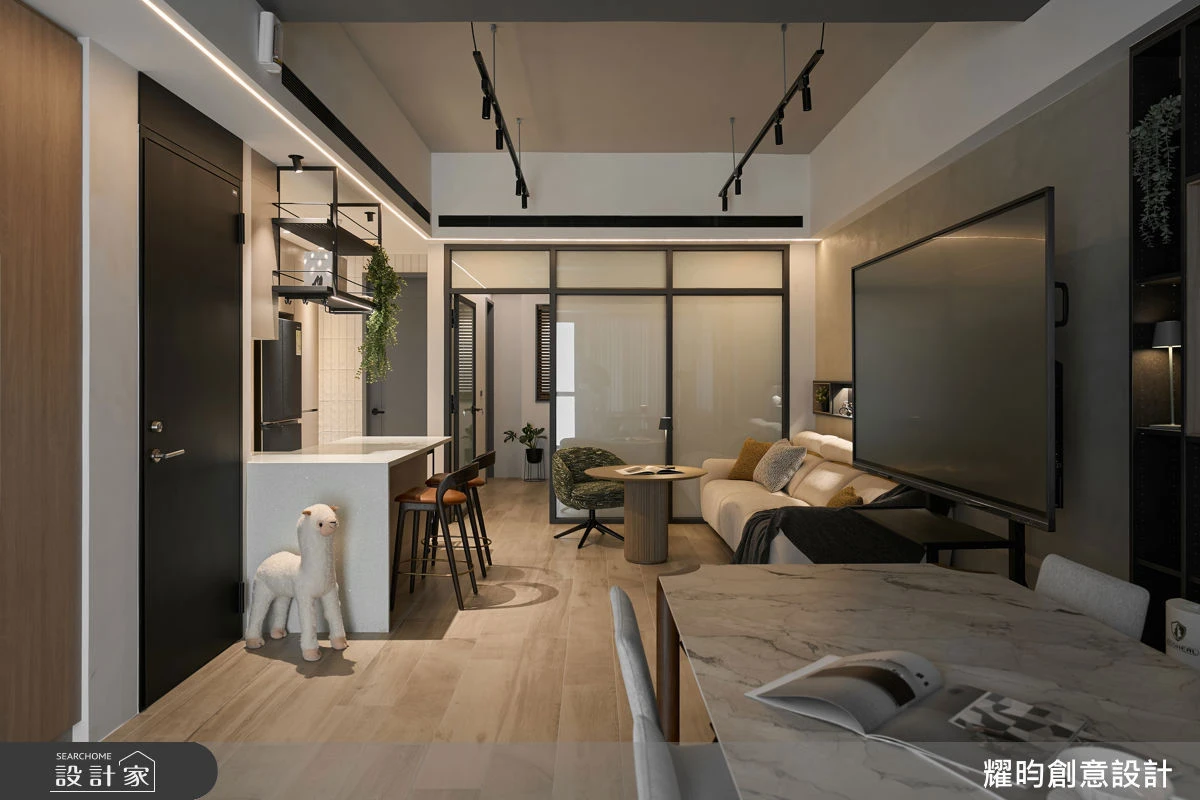 【哎！早知道…EP8】雜貨五金行大爆改！老舊長型空間分三段，擁有輕食吧台、會議區＆電控玻璃辦公室