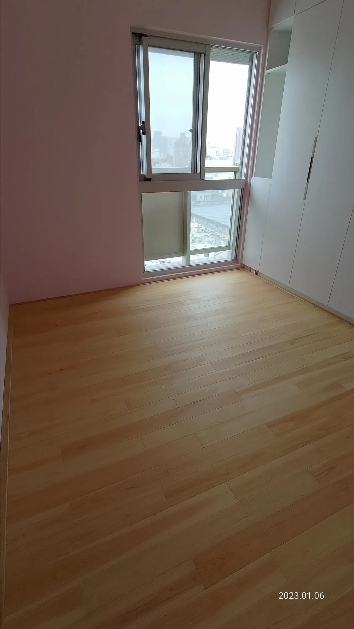 房間舖滿了實木檜木地板