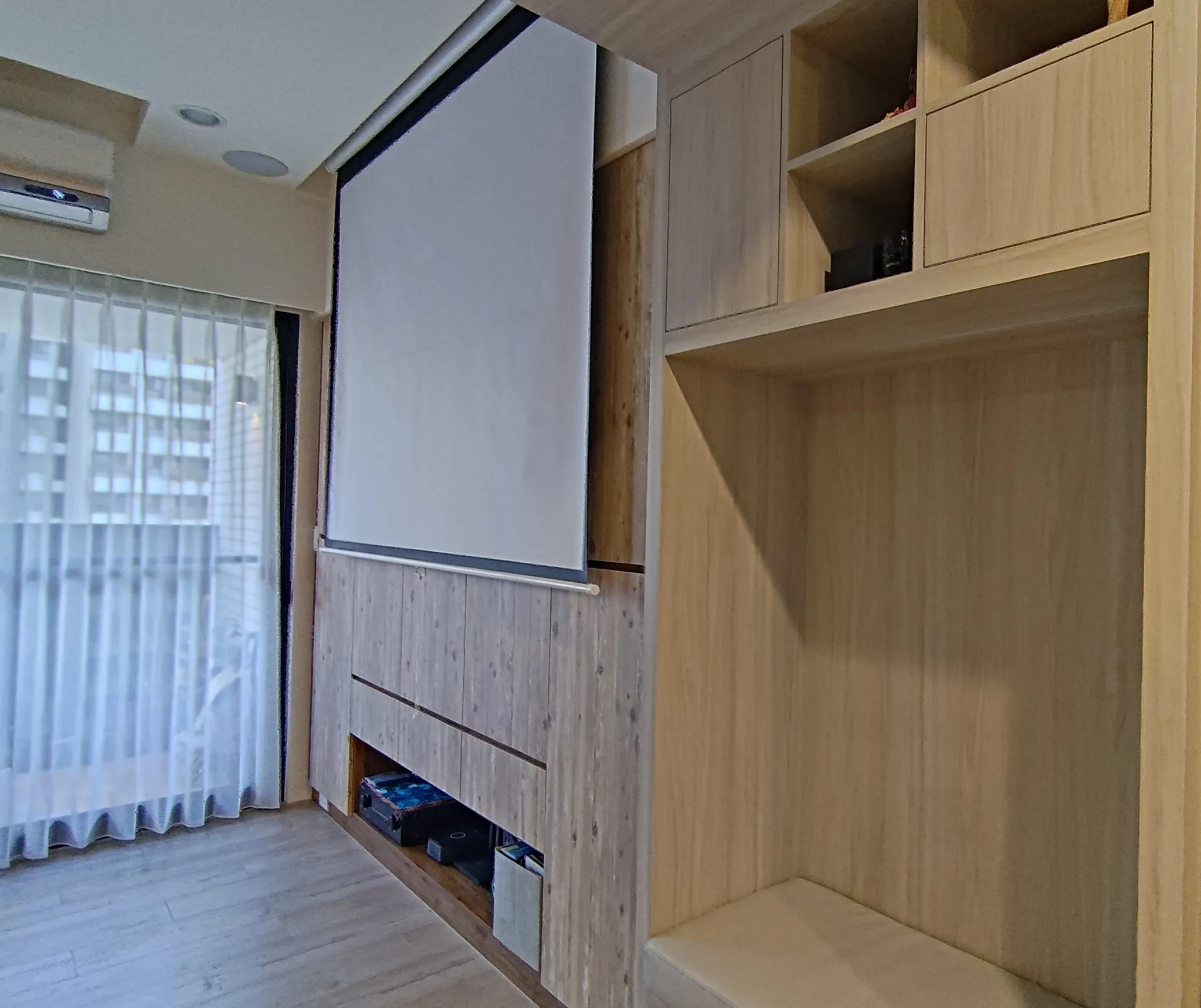 打造無電視、溫馨明亮的客廳角落，讓家的每一刻都更自在活潑。