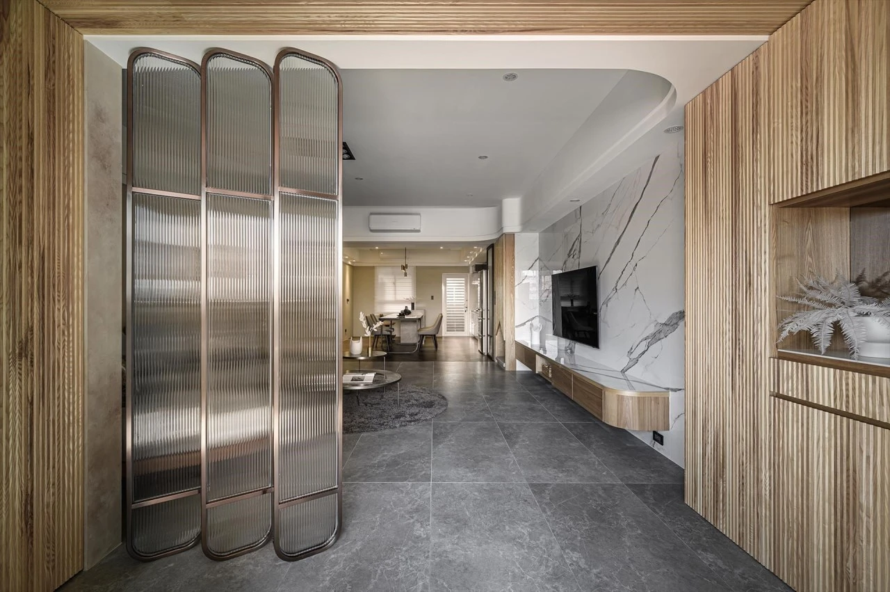 【2025年最新】【地板挑選大全，看這篇就夠】磁磚地板、石材地板、PVC地板、SPC石塑地板、實木地板、海島型木地板、超耐磨木地板 比較與差異