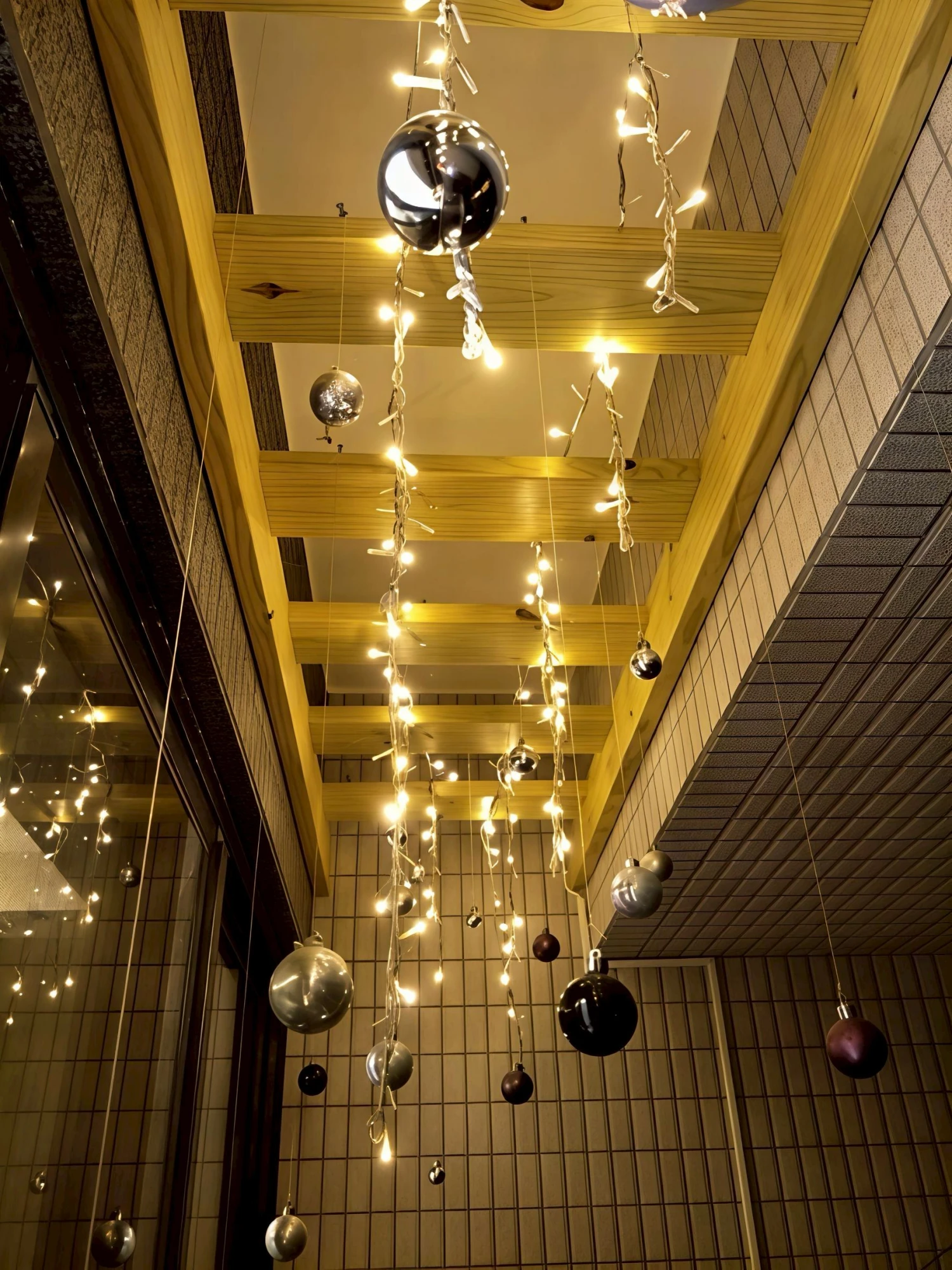 【崑庭】木質暖調 × 金光點綴