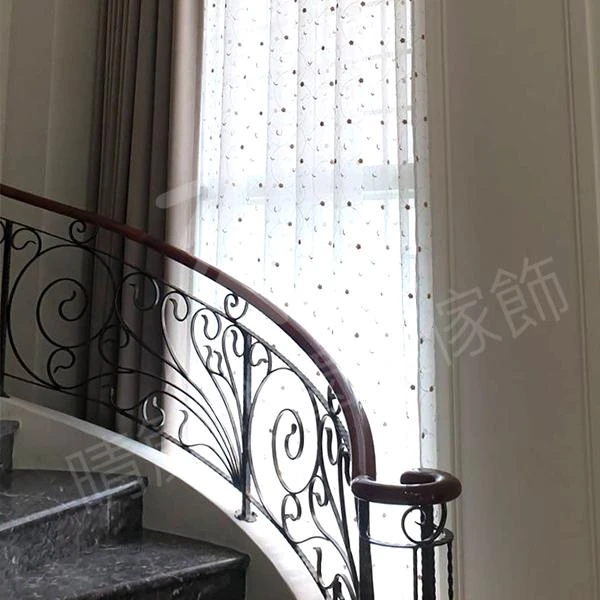 【半遮光窗簾布】【刺繡窗紗】【義大利進口壁紙】【印花透光捲簾】【方型藝術木軌】【珠光素面遮光捲簾】【壓花半遮光窗簾布】【