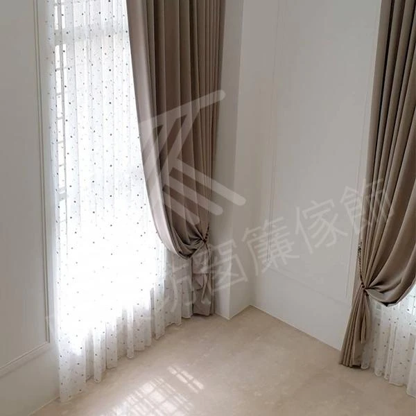 【半遮光窗簾布】【刺繡窗紗】【義大利進口壁紙】【印花透光捲簾】【方型藝術木軌】【珠光素面遮光捲簾】【壓花半遮光窗簾布】【