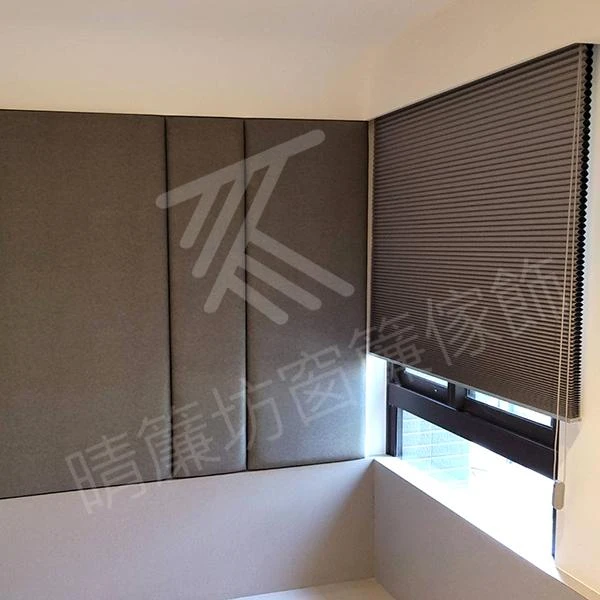 【電動遙控柔紗簾】【遮、調光捲簾】【電動遙控蛇行簾】【亮面絨布】【進口窗紗】【床頭造型皮革牆】【標準型遮光風琴簾】【床頭