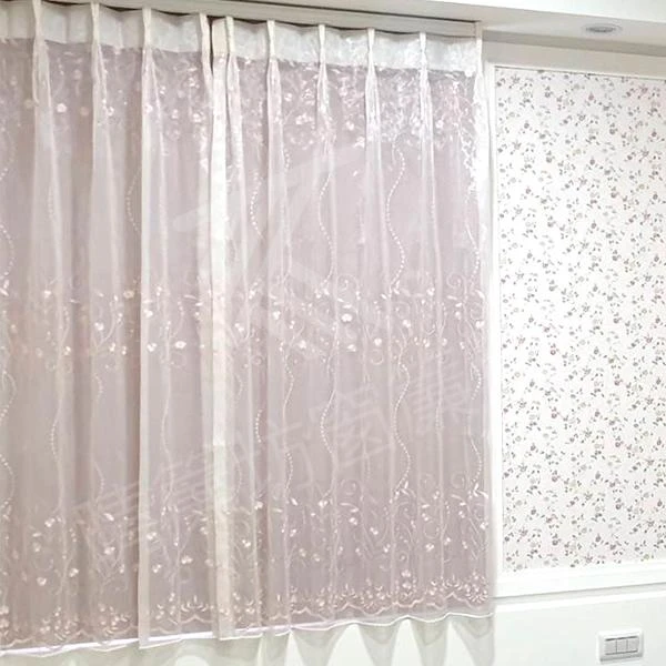 【半遮光窗簾布】【刺繡窗紗】【義大利進口壁紙】【印花透光捲簾】【方型藝術木軌】【珠光素面遮光捲簾】【壓花半遮光窗簾布】【