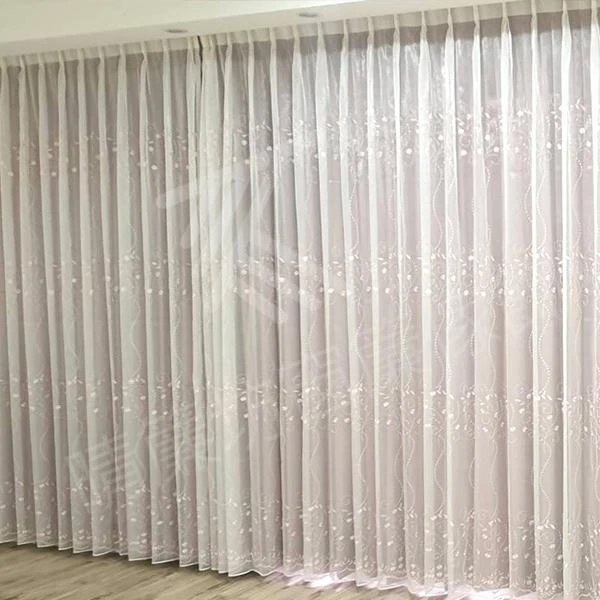 【半遮光窗簾布】【刺繡窗紗】【義大利進口壁紙】【印花透光捲簾】【方型藝術木軌】【珠光素面遮光捲簾】【壓花半遮光窗簾布】【