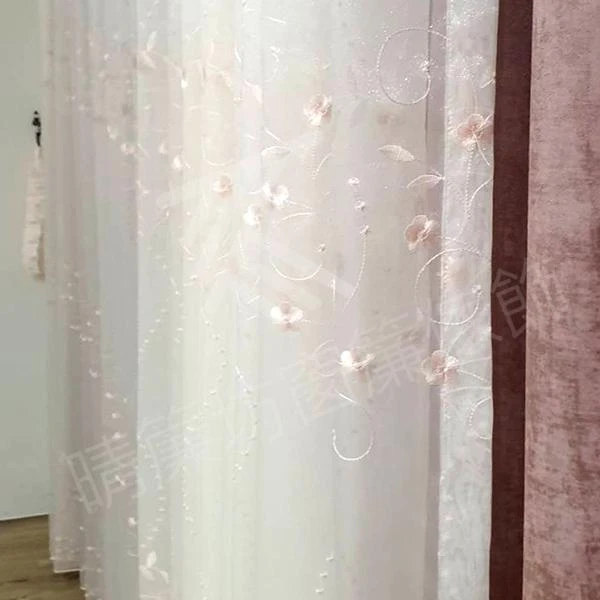 【半遮光窗簾布】【刺繡窗紗】【義大利進口壁紙】【印花透光捲簾】【方型藝術木軌】【珠光素面遮光捲簾】【壓花半遮光窗簾布】【