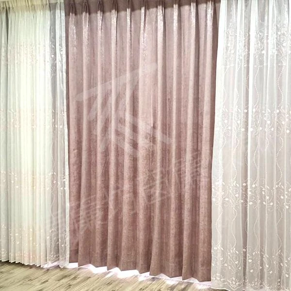 【半遮光窗簾布】【刺繡窗紗】【義大利進口壁紙】【印花透光捲簾】【方型藝術木軌】【珠光素面遮光捲簾】【壓花半遮光窗簾布】【