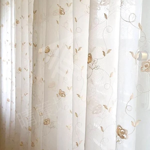 【半遮光窗簾布】【刺繡窗紗】【義大利進口壁紙】【印花透光捲簾】【方型藝術木軌】【珠光素面遮光捲簾】【壓花半遮光窗簾布】【