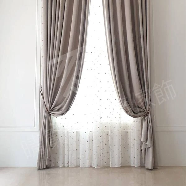 【半遮光窗簾布】【刺繡窗紗】【義大利進口壁紙】【印花透光捲簾】【方型藝術木軌】【珠光素面遮光捲簾】【壓花半遮光窗簾布】【