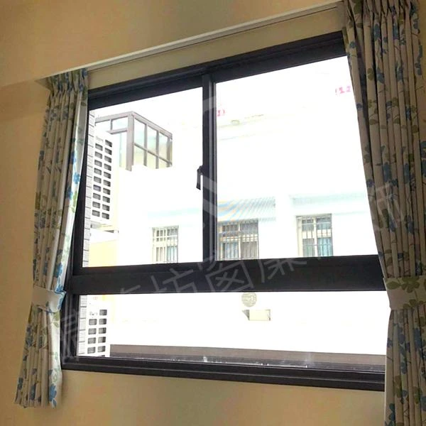 【遮調光捲簾】【全遮光窗簾】【方形藝術木軌】【印花半遮光窗簾布】【2.0塑膠地磚】大村透天住宅案