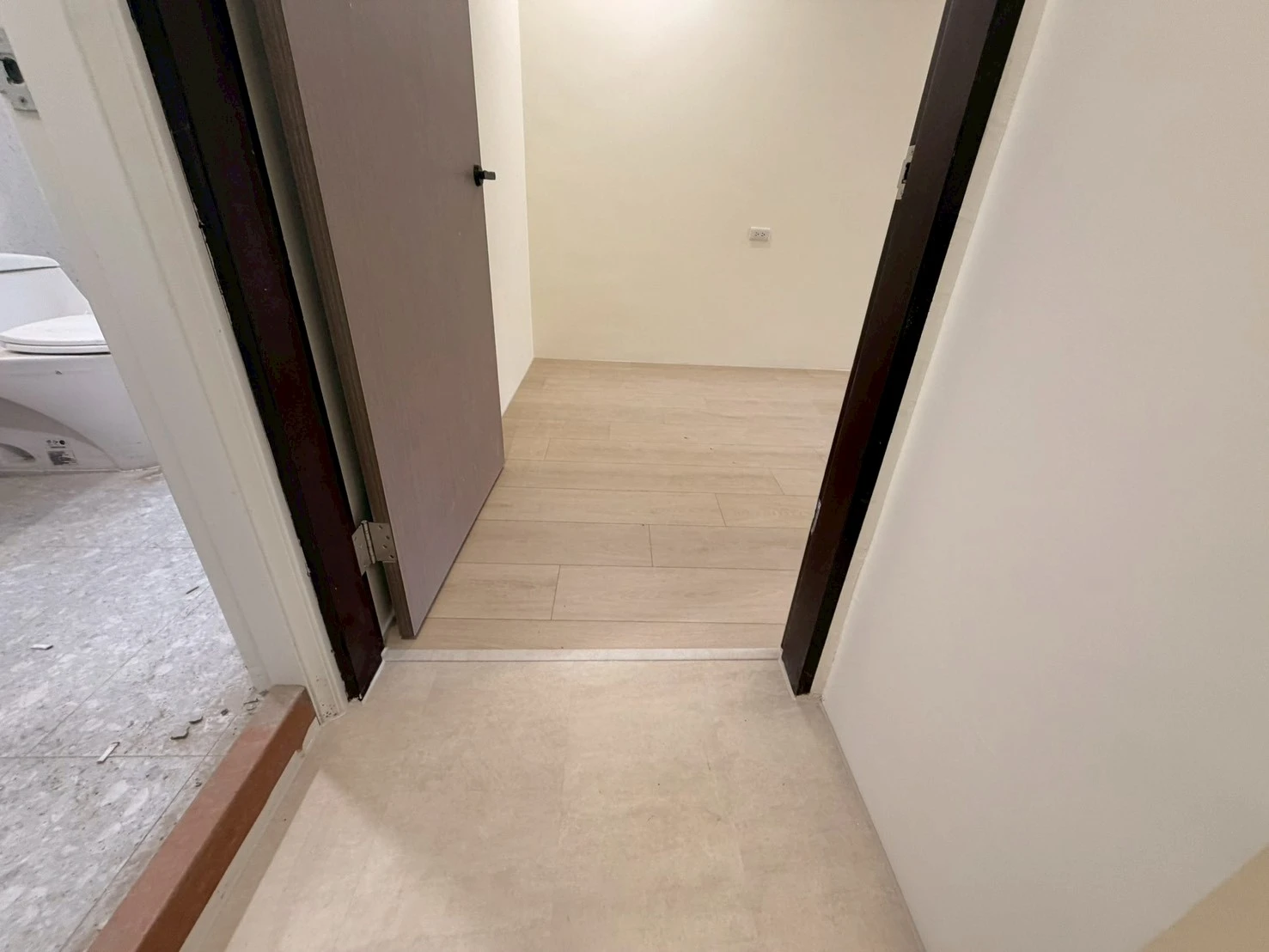 斗六 建材行沈老闆 N51515、51561、51562、S51501象牙白、岩灰