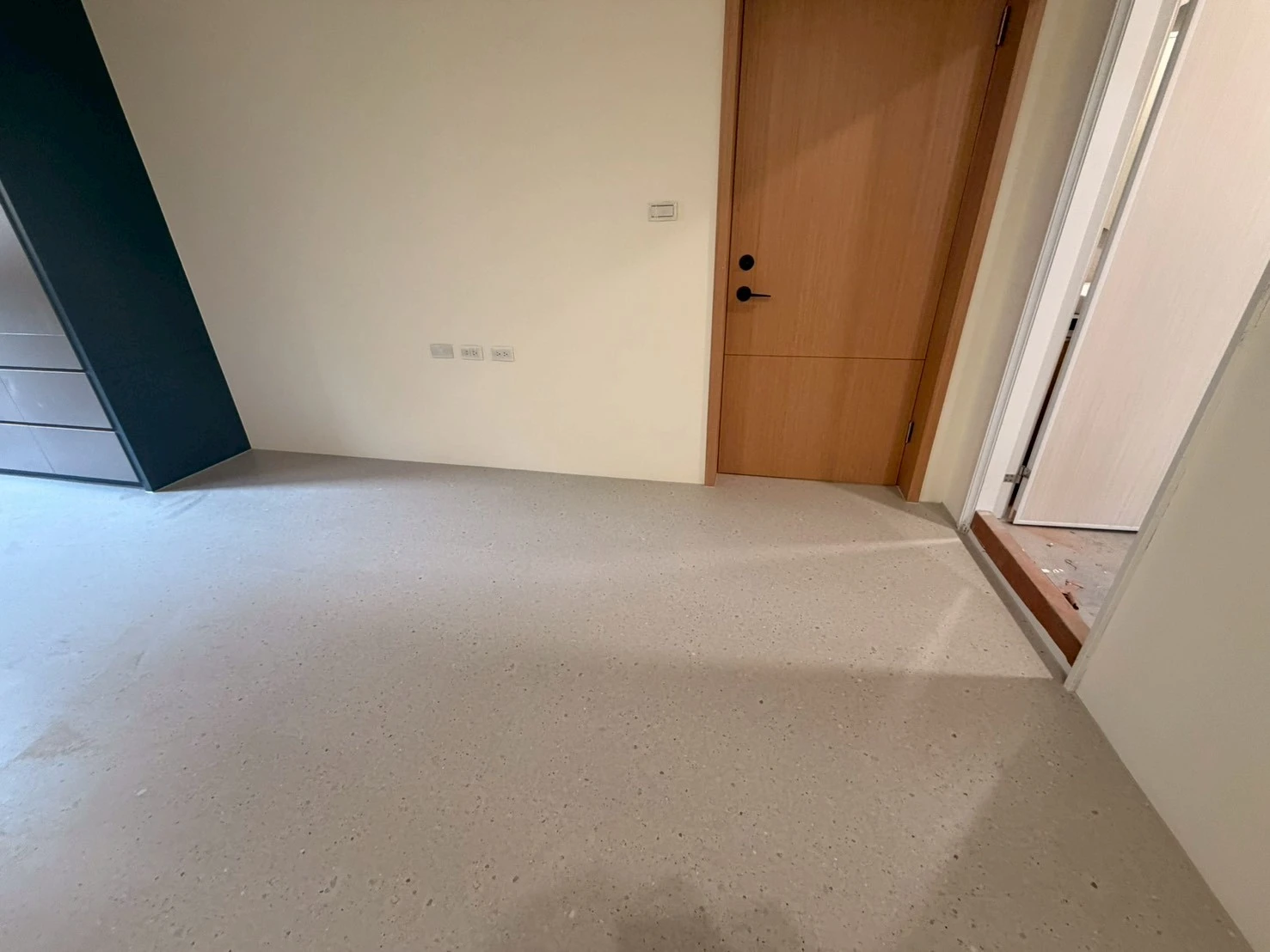 斗六 建材行沈老闆 N51515、51561、51562、S51501象牙白、岩灰