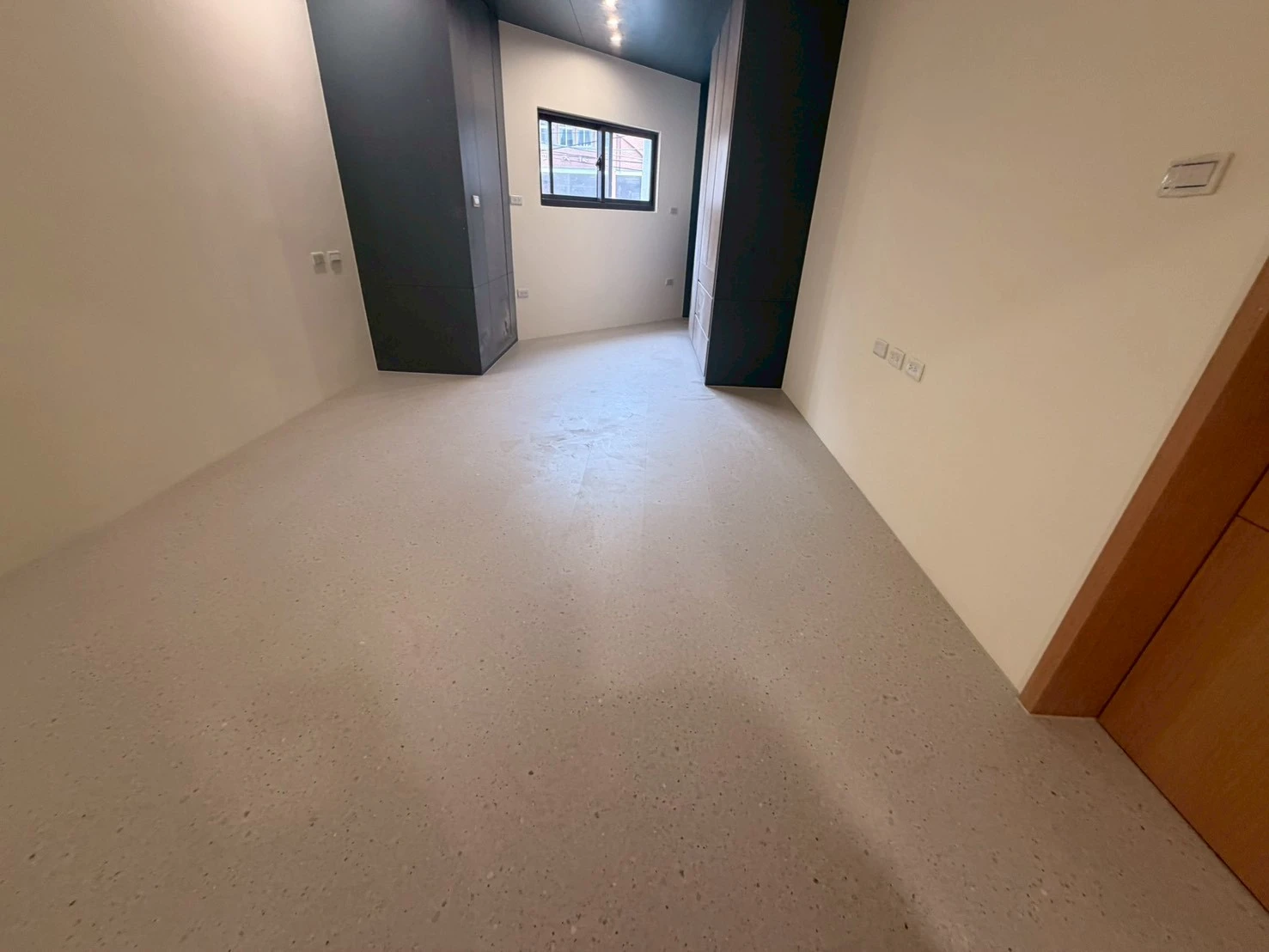 斗六 建材行沈老闆 N51515、51561、51562、S51501象牙白、岩灰