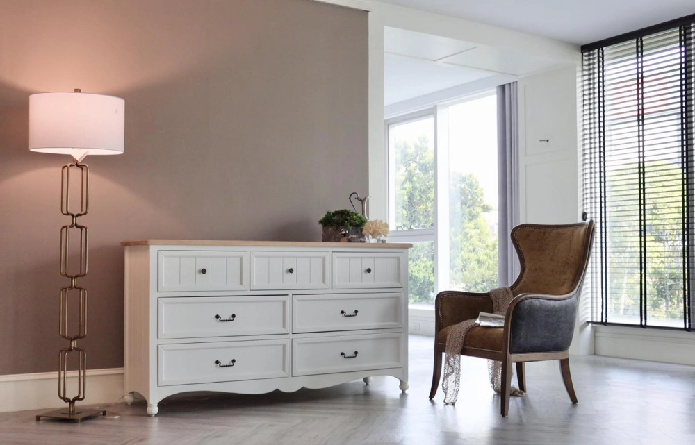 【EK 斗櫃｜實木 × 鋼琴霧面烤漆，細節藏不住】