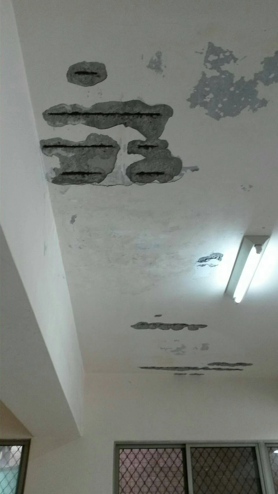 牆壁坑洞修補油漆