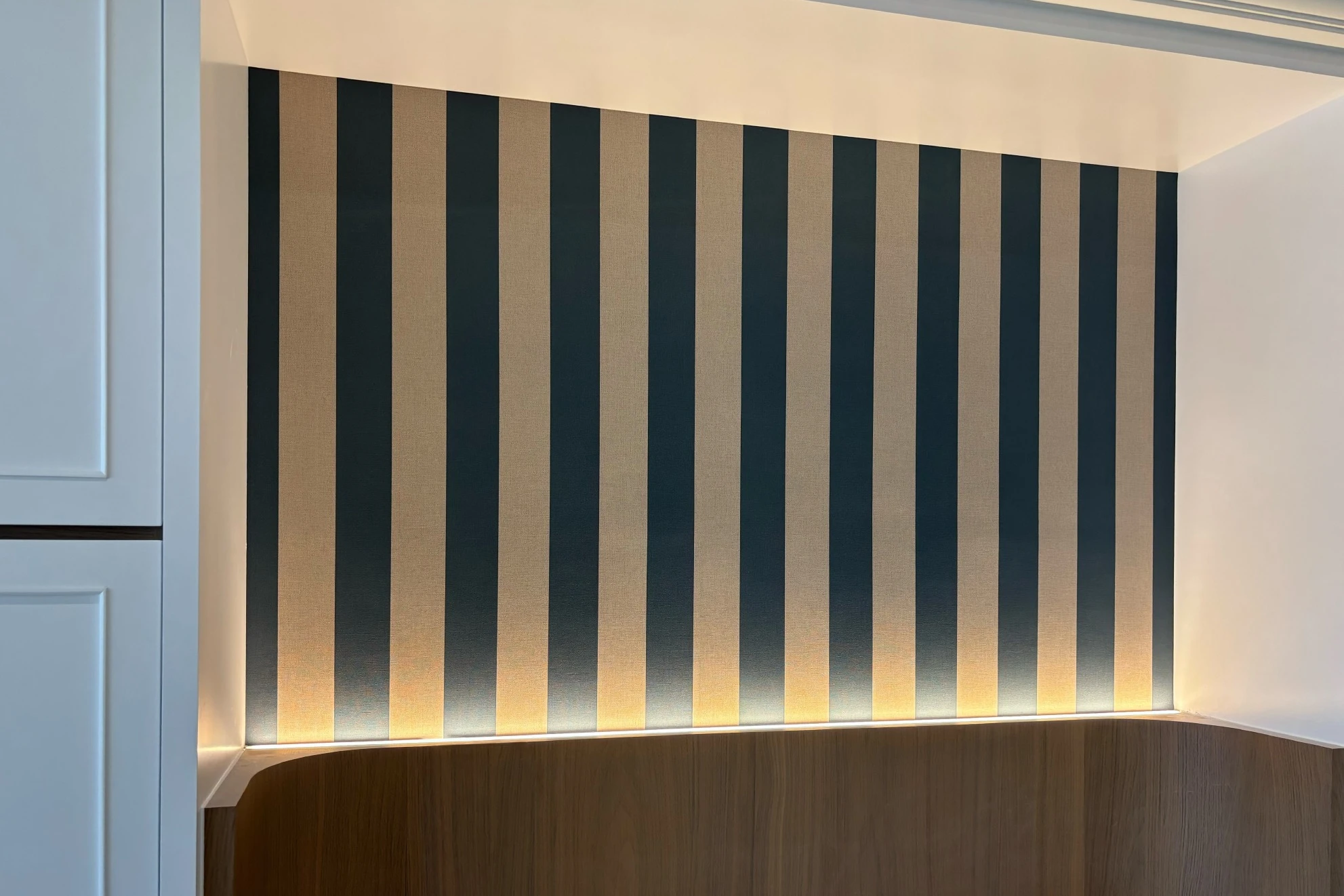 靜奢風案例｜低調經典的直條紋主牆