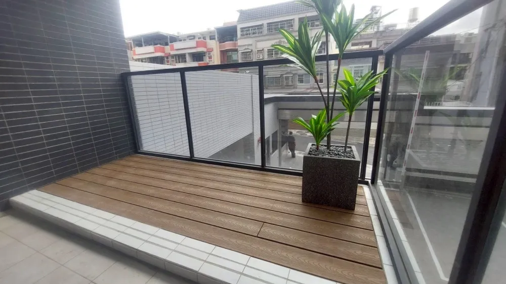 高雄厝陽台塑木地板