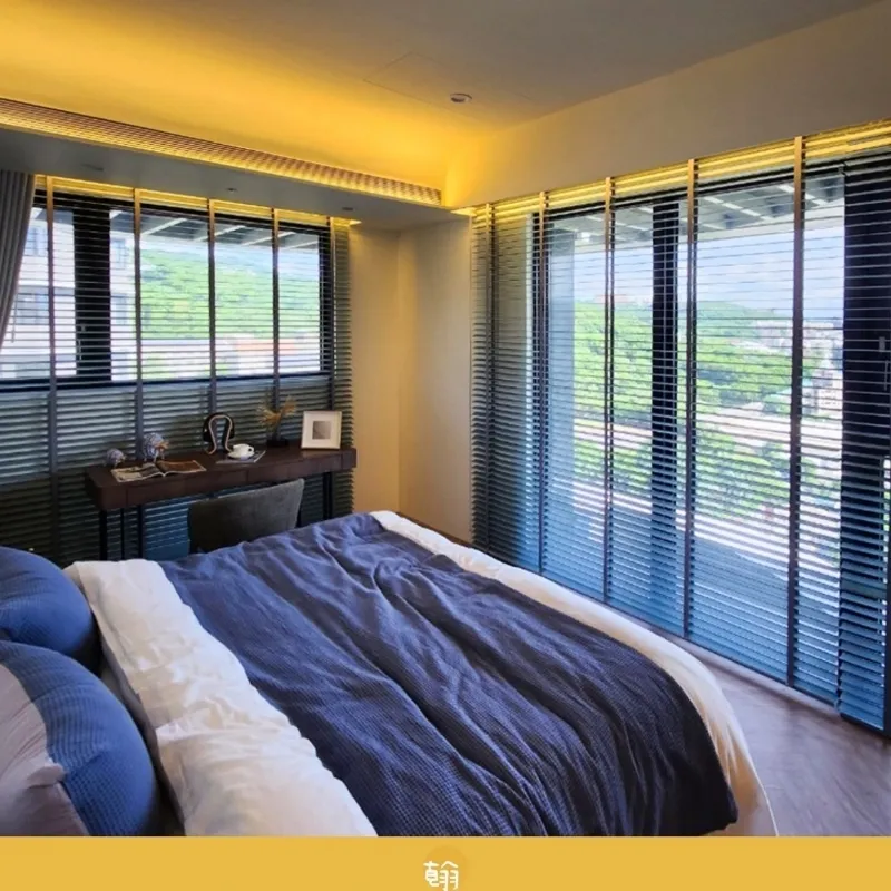 主臥運用百葉窗作為主角，  使得採光更富層次!