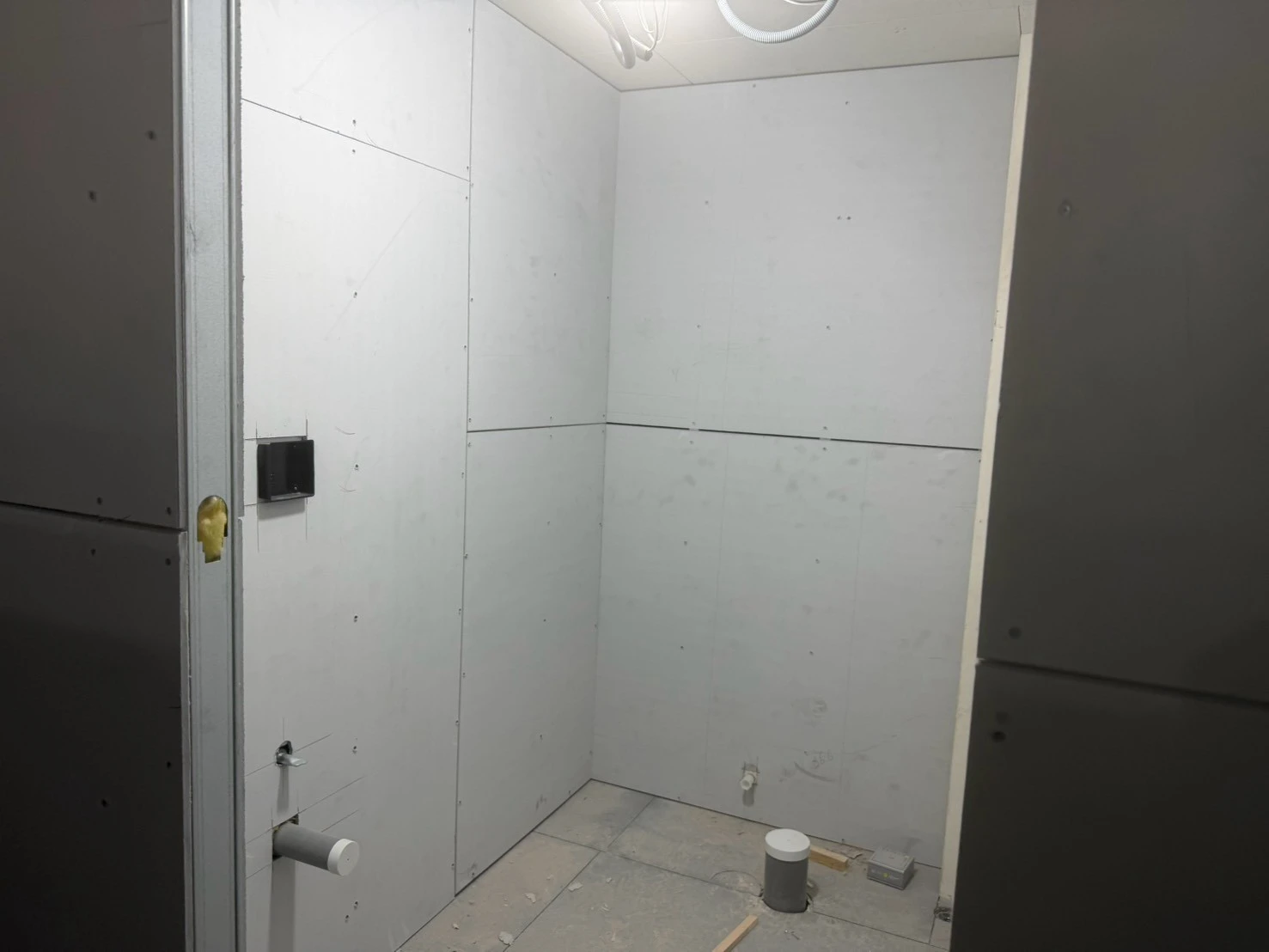 廁所隔間以及女兒牆