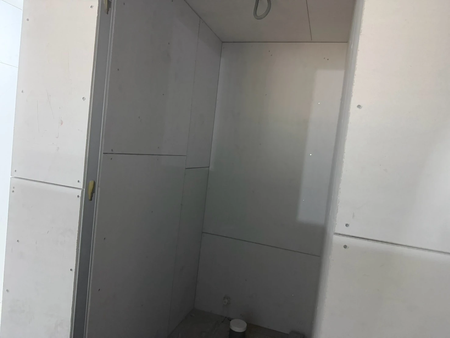 廁所隔間以及女兒牆