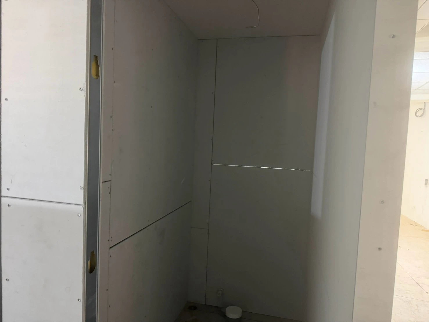 廁所隔間以及女兒牆