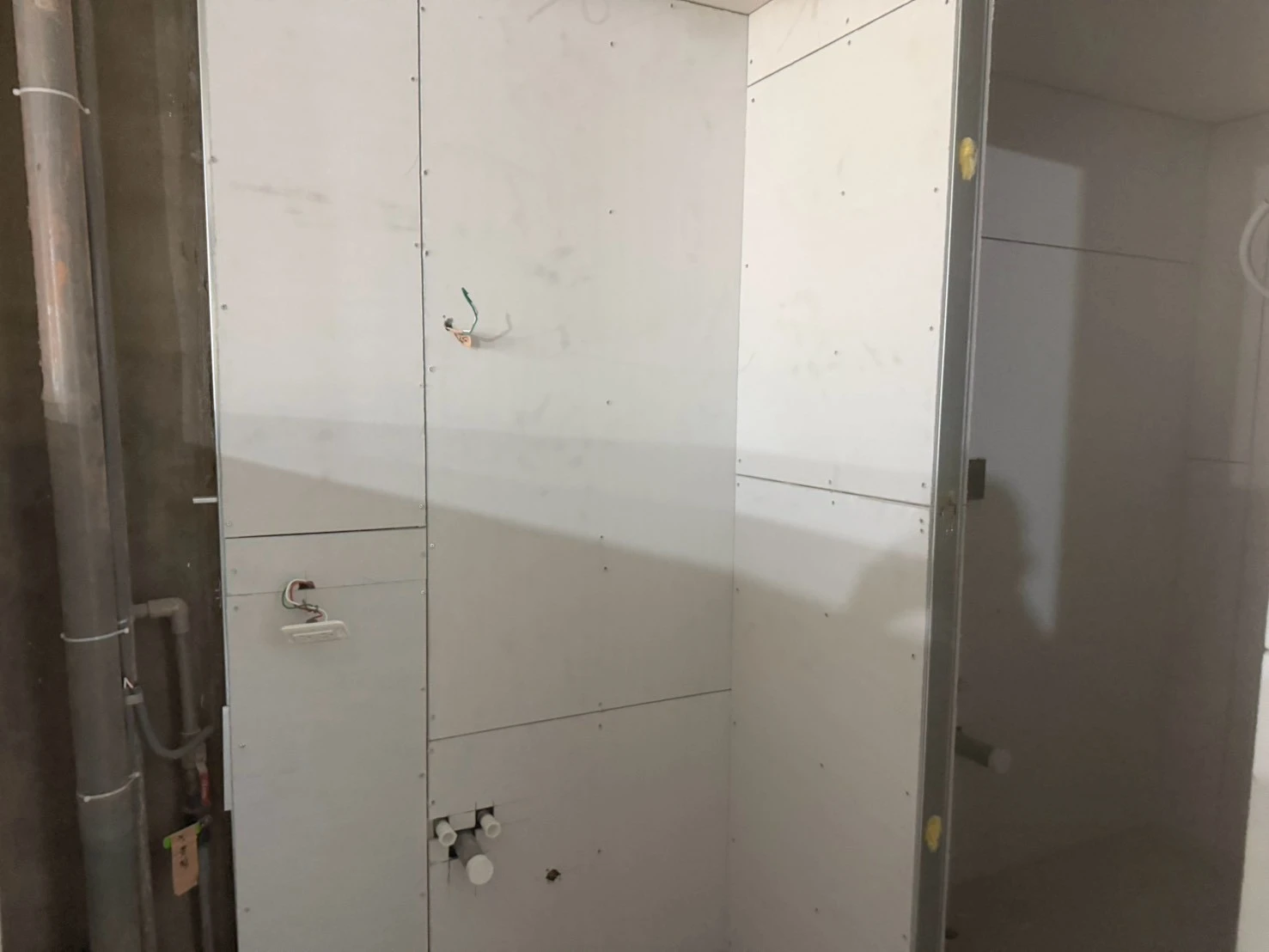 廁所隔間以及女兒牆