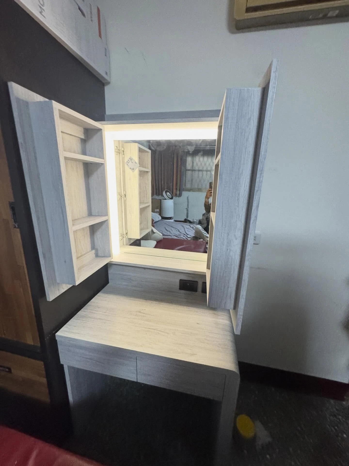 【訂製灰橡木化妝桌＋LED燈鏡櫃 完工】