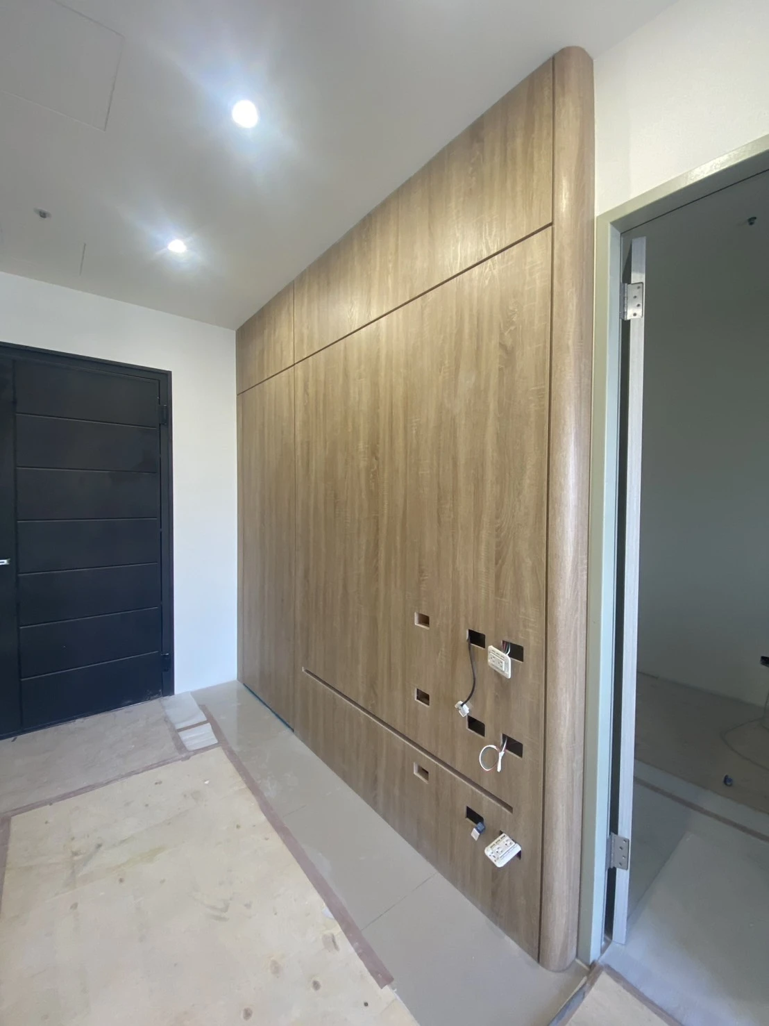 木作電視牆+隱藏門