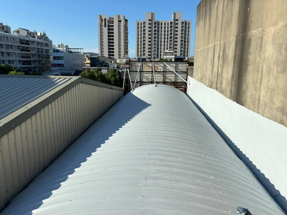 苗栗竹南中正路｜地面pu施作及鐵皮清洗及施作