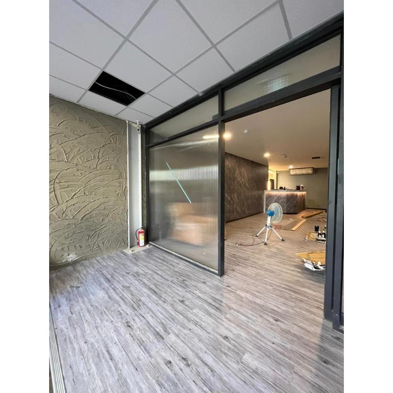 終於～～將近100坪的壁紙地板