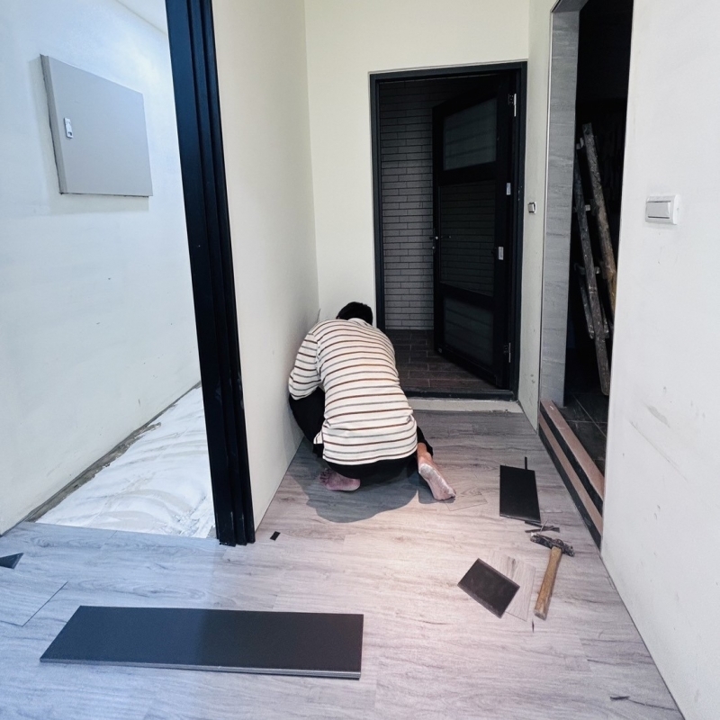 施工中｜貼地板