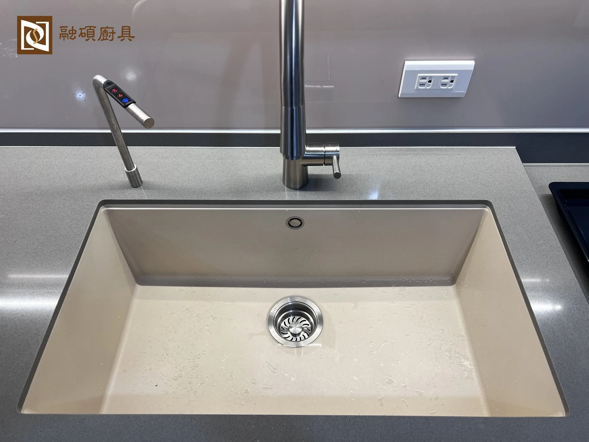 雙一字+中島廚具