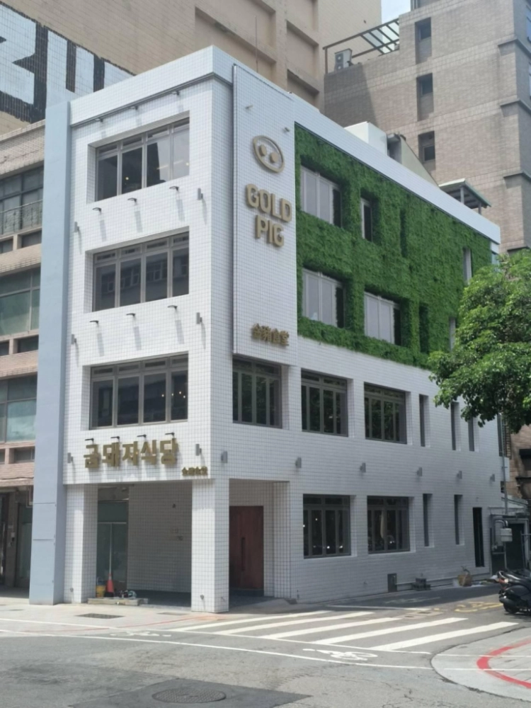 台北仿真植栽牆|南京東路金豬食堂