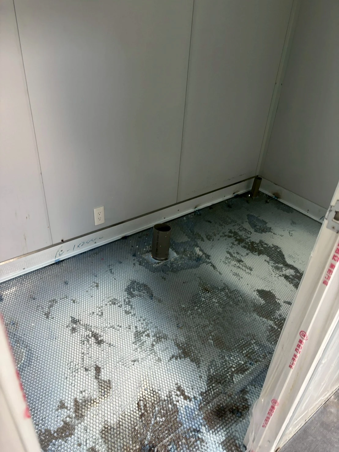 霧峰桐林-貨櫃屋衛浴 介面劑 打底 防水 貼磚工程