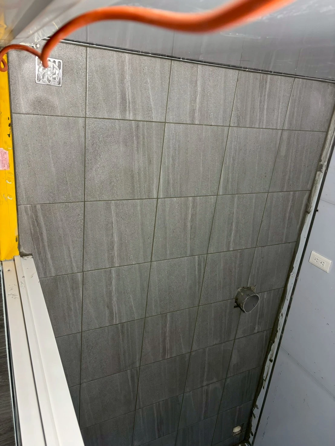 霧峰桐林-貨櫃屋衛浴 介面劑 打底 防水 貼磚工程