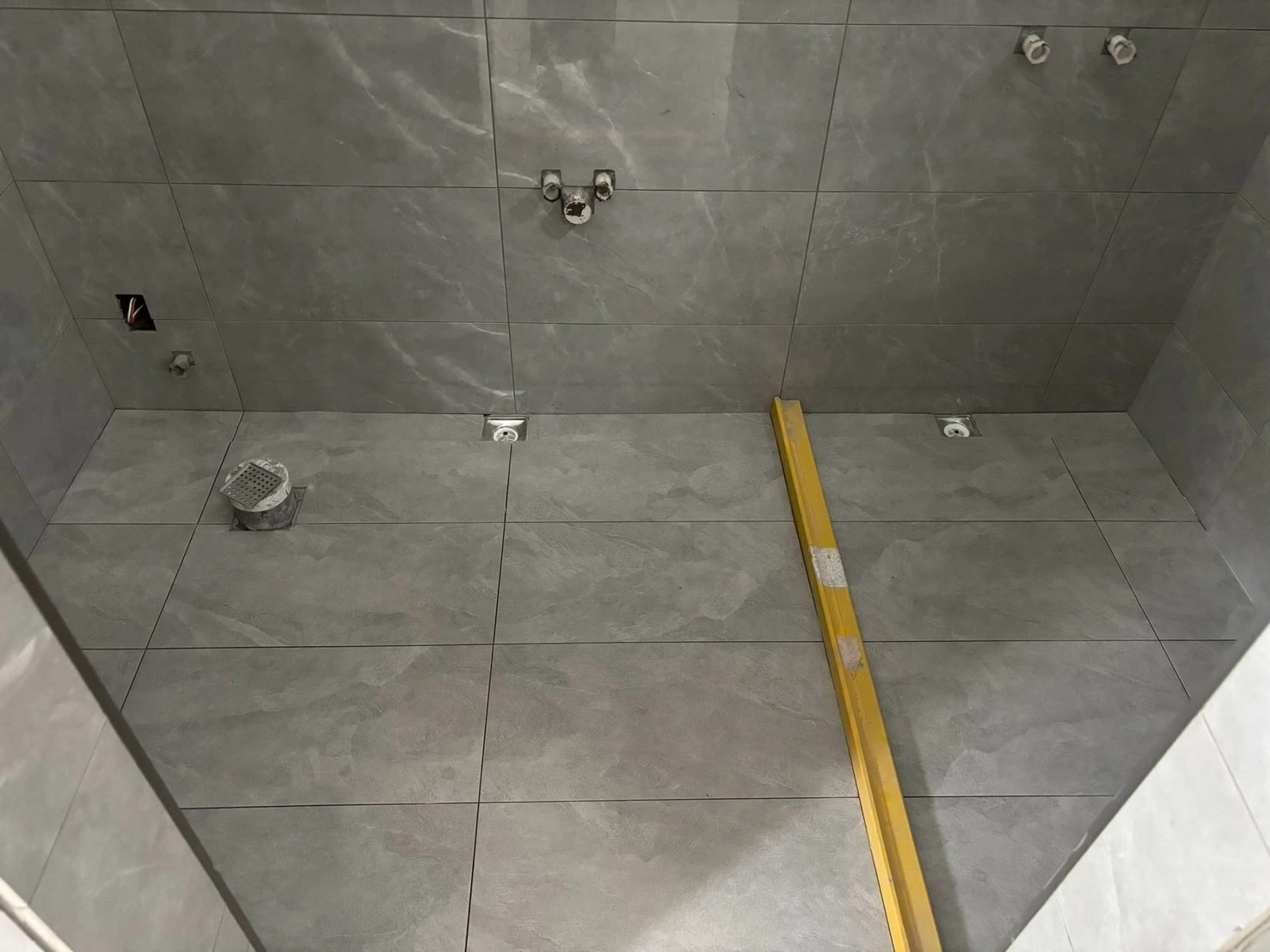 台中市 黎民路 工作陽台+浴室 磁磚鋪貼+填縫