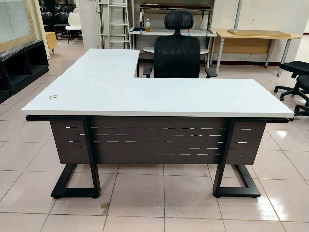 不鏽鋼烤漆腳L型主管桌