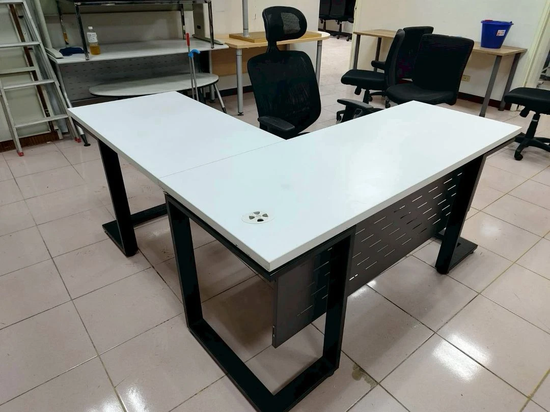 不鏽鋼烤漆腳L型主管桌