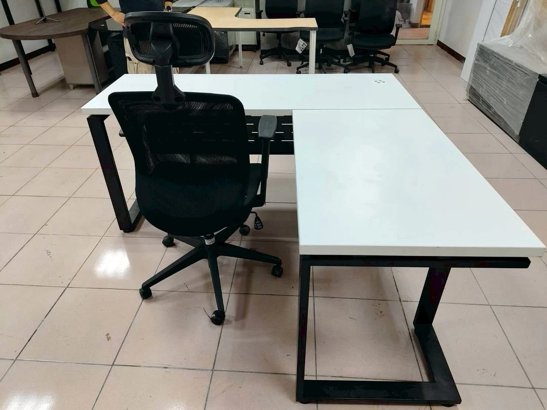 不鏽鋼烤漆腳L型主管桌