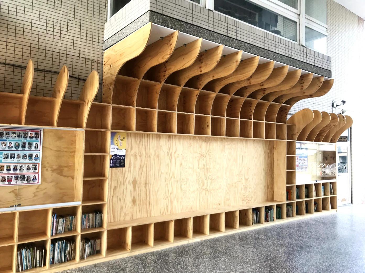 立新國小穿堂書櫃