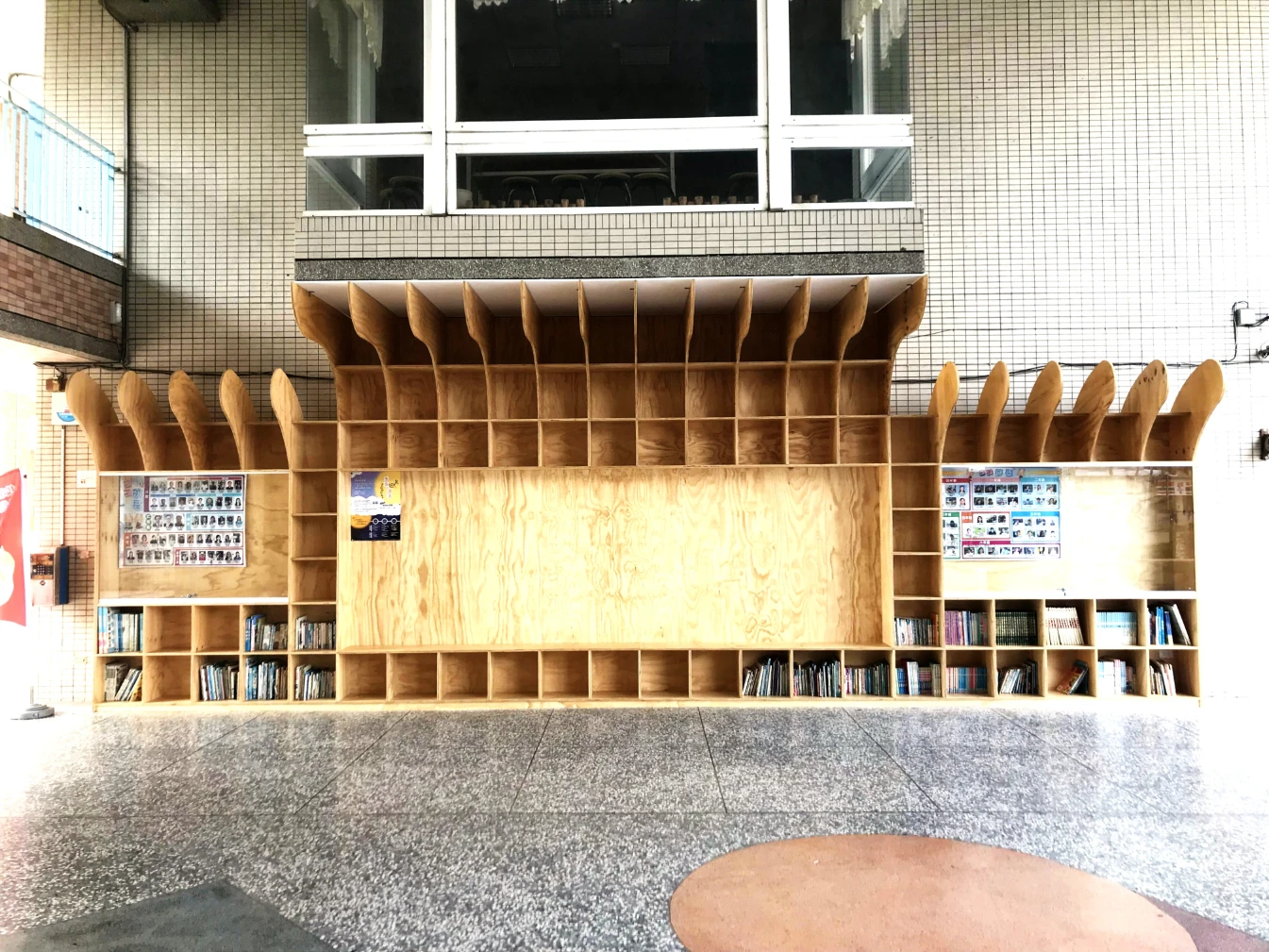 立新國小穿堂書櫃