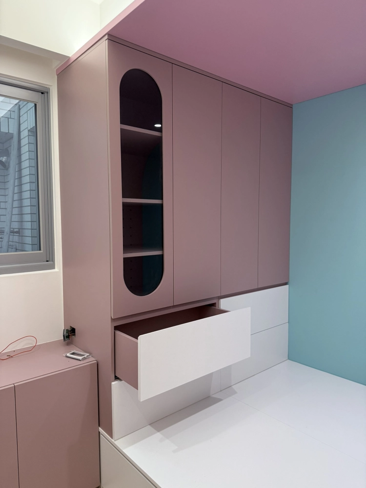 全室設計｜全室系統規劃｜台中系統櫃設計｜西區系統櫃設計｜系統櫃設計｜臥室系統櫃｜造型玻璃櫃｜玄關系統櫃