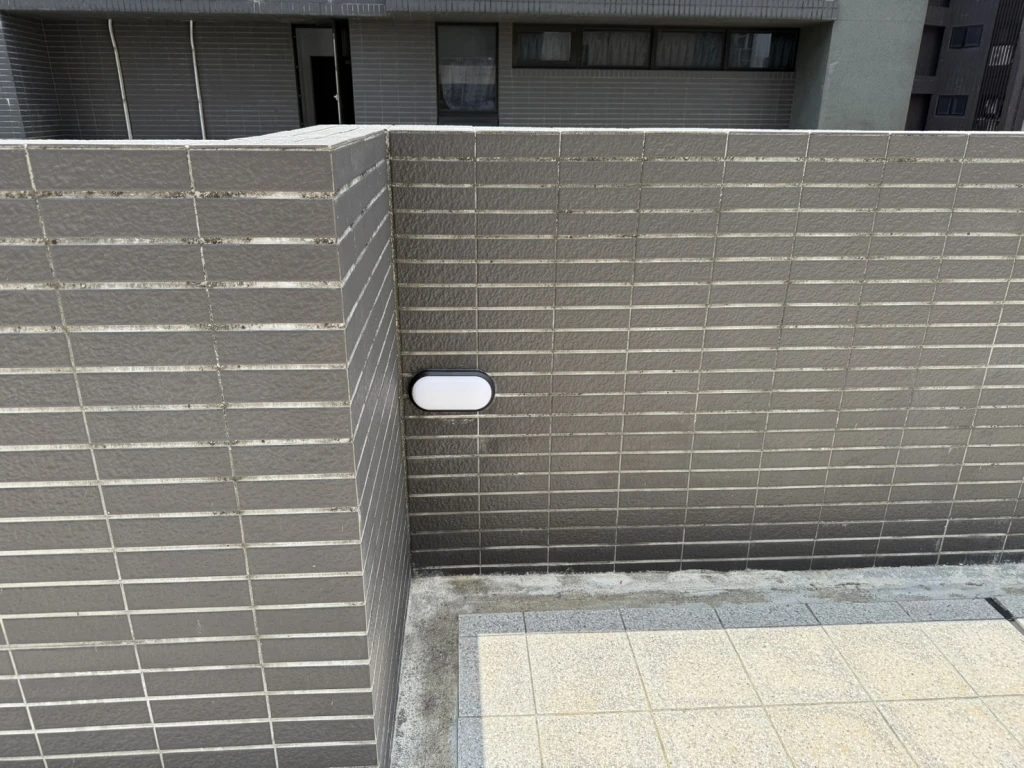 板橋R樓更換防水壁燈 | 桃園水電行 | 桃園水電工程 | 台北水電工程